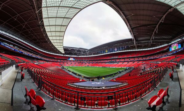 Лондонский Уэмбли занимает второе место в Европе по величине среди стадионов. Главная архитектурная особенность – 134-метровая арка, возвышающаяся над футбольным полем. Здесь пройдут сразу восемь встреч предстоящего турнира, в том числе и три главные игры – оба полуфинала и финал. - Sputnik Молдова