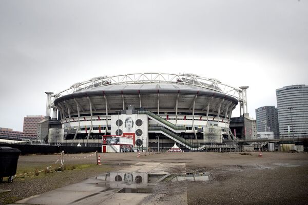 Стадион Йохан Кройфф Арена в Амстердаме был открыт в 1996 году. В 2018 был переименован в честь знаменитого футболиста и тренера национальной команды Нидерландов Хендрика Йоханнеса Кройффа. Стадион принимал финал Лиги чемпионов в 1998 году, а также четыре матча Евро-2000. - Sputnik Молдова