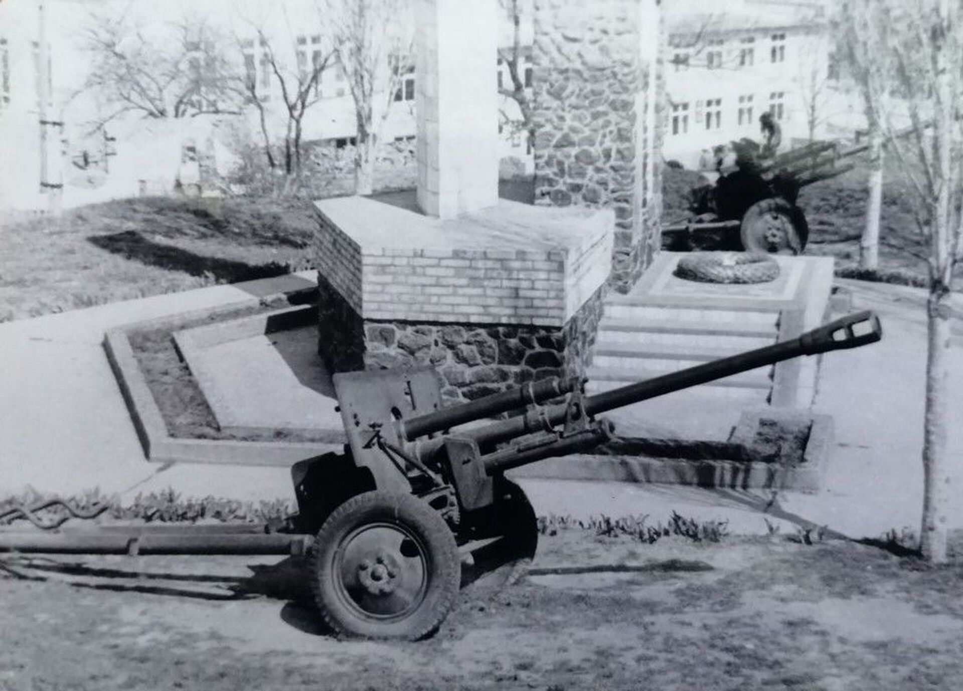 Более 20 лет простояли грозные пушки в почётном карауле в памятника героям - Sputnik Молдова, 1920, 20.07.2021