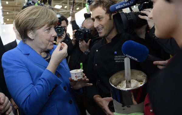 Канцлер Германии Ангела Меркель пробует новый сорт мороженого, сделанный специально для нее. - Sputnik Молдова