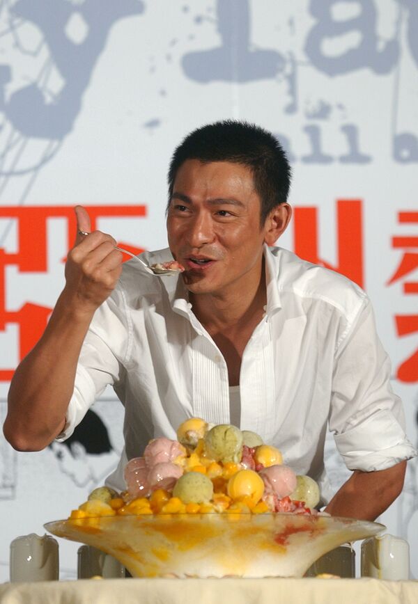 Гонконгский актер и певец Энди Лау не обделил себя отличной порцией тайваньского мороженого. - Sputnik Молдова