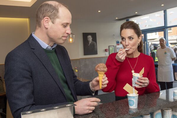 Принц Уильям с женой Кэтрин изучают ассортимент мороженого в одном из кафе Южного Уэльса. - Sputnik Молдова