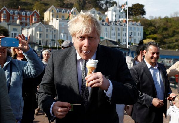  Премьер-министр Великобритании Борис Джонсон и рожок пломбира из Северного Уэльса. - Sputnik Молдова