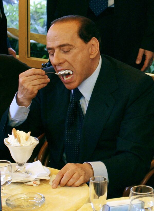 Итальянский политик Сильвио Берлускони и прекрасный десерт из мороженого в Неаполе. - Sputnik Молдова