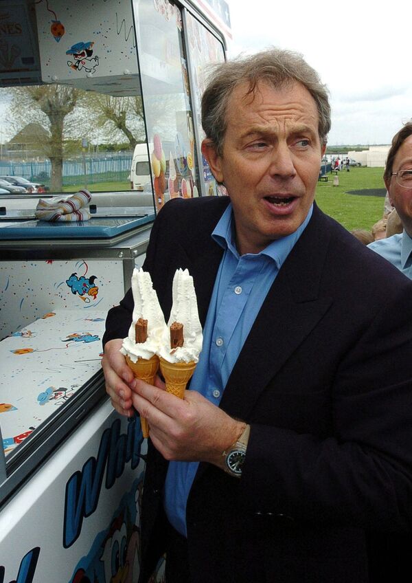Экс-премьер-министр Великобритании Тони Блэр купил мороженое для себя и канцлера Гордона Брауна во время посещения парка в Гиллингеме, 2005 год. - Sputnik Молдова