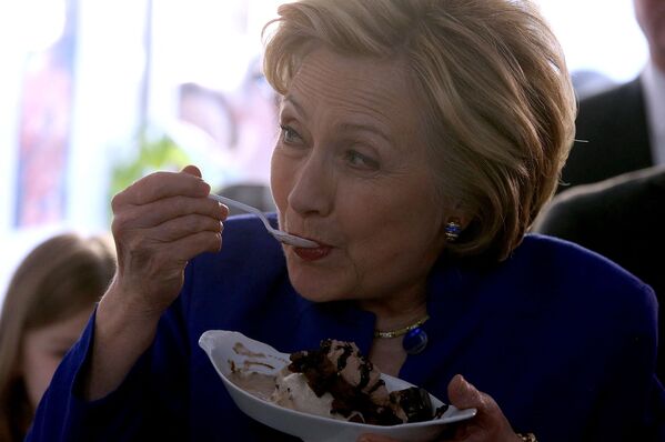 Хиллари Клинтон пробует мороженое в магазине Mikey Likes It в Нью-Йорке, 2016 год. - Sputnik Молдова