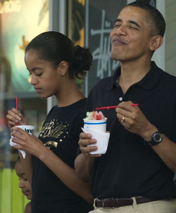  Барак Обама ест мороженое со своей дочерью Малией на Гавайях, 2010 год. - Sputnik Молдова