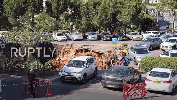 Israel: Emergency workers on site as Jerusalem car park collapses into sinkhole - Sputnik Moldova