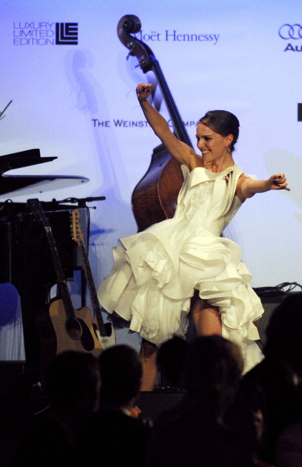 Актриса Натали Портман на благотворительном аукционе фонда amfAR Cinema Against AIDS в рамках 61-го Каннского международного кинофестиваля 22 мая 2008 во Франции. - Sputnik Молдова