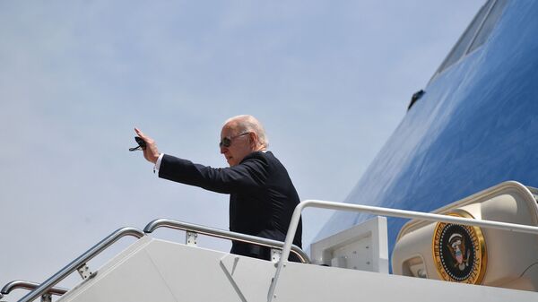 Президент США Джо Байден на трапе борта № 1  - Sputnik Молдова