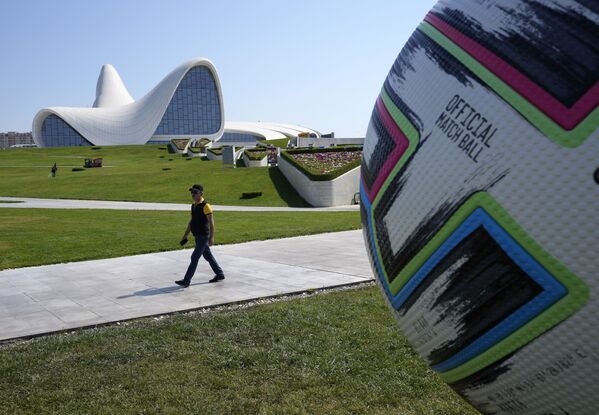 Мяч  ЕВРО-2020 в Баку. - Sputnik Молдова