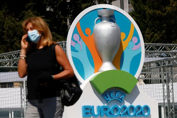 Женщина у логотипа  ЕВРО-2020 в Риме. - Sputnik Молдова