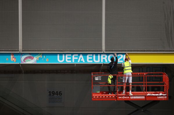 Монтаж вывески UEFA EURO 2020 в Лондоне. - Sputnik Молдова