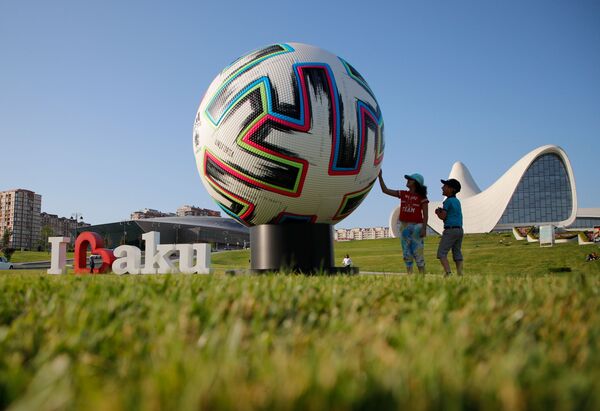 Дети у большого рекламного мяча UEFA Euro 2020 в Баку. - Sputnik Молдова
