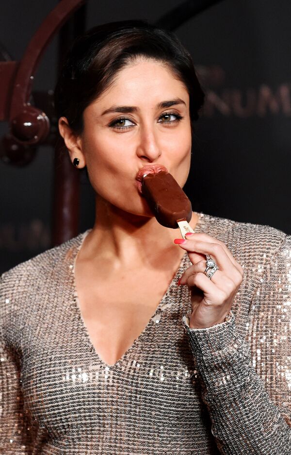 Actrița indiană Kareena Kapoor pozează cu gheață în New Delhi. - Sputnik Moldova-România