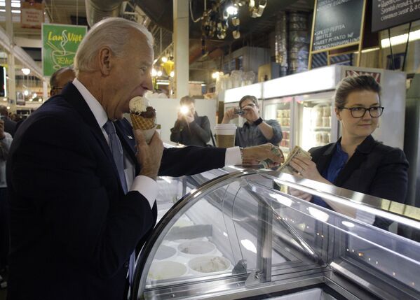 Vicepreședintele Joe Biden mănâncă înghețată în Ohio, 2012 - Sputnik Moldova-România