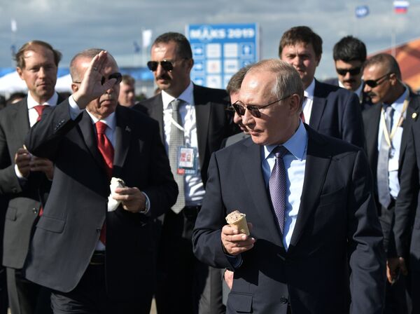 Președintele rus Vladimir Putin și președintele turc Recep Tayyip Erdogan cu înghețată în timpul unei vizite la salonul internațional aeronautic MAKS-2019. 27 august 2019 - Sputnik Moldova-România