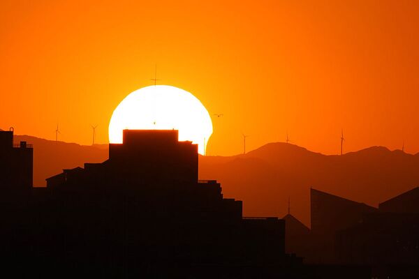 Солнце частично затмевается, когда оно садится за горизонт в Пекине - Sputnik Молдова