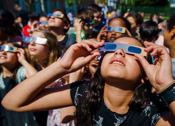 Ученики в защитных очках наблюдают за частичным солнечным затмением в Схидаме, Нидерланды - Sputnik Молдова