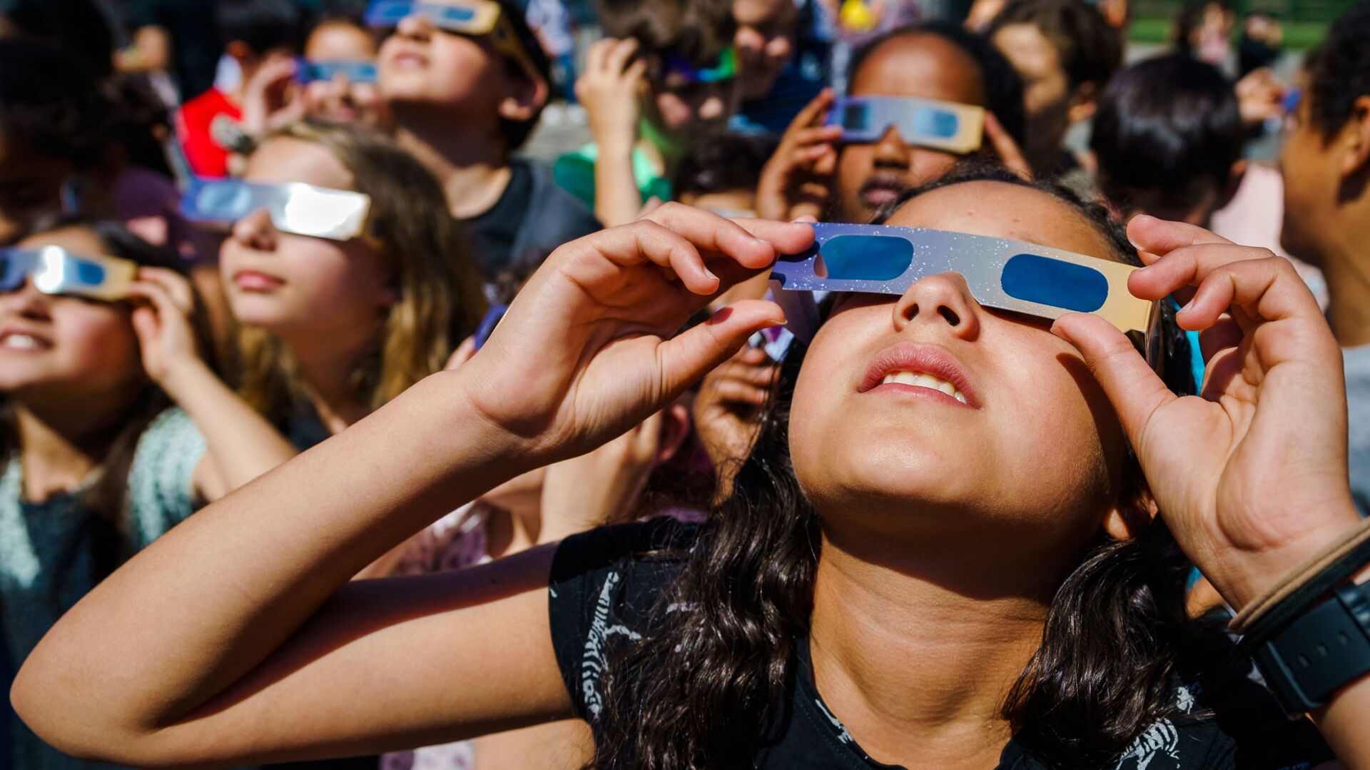 Ученики в защитных очках наблюдают за частичным солнечным затмением в Схидаме, Нидерланды - Sputnik Молдова, 1920, 23.07.2021
