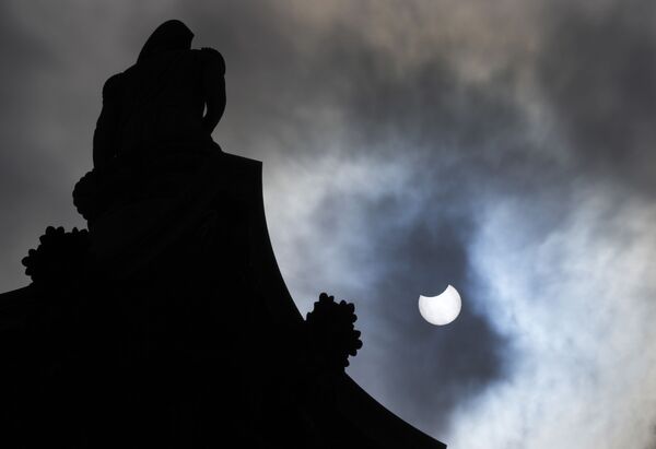 Солнечное затмение, наблюдаемое на Трафальгарской площади в Лондоне - Sputnik Молдова