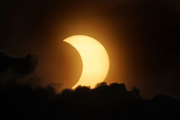 Частичное солнечное затмение на Манхэттене, Нью-Йорк - Sputnik Молдова