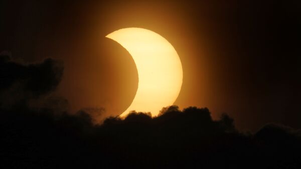 Частичное солнечное затмение на Манхэттене, Нью-Йорк - Sputnik Moldova-România