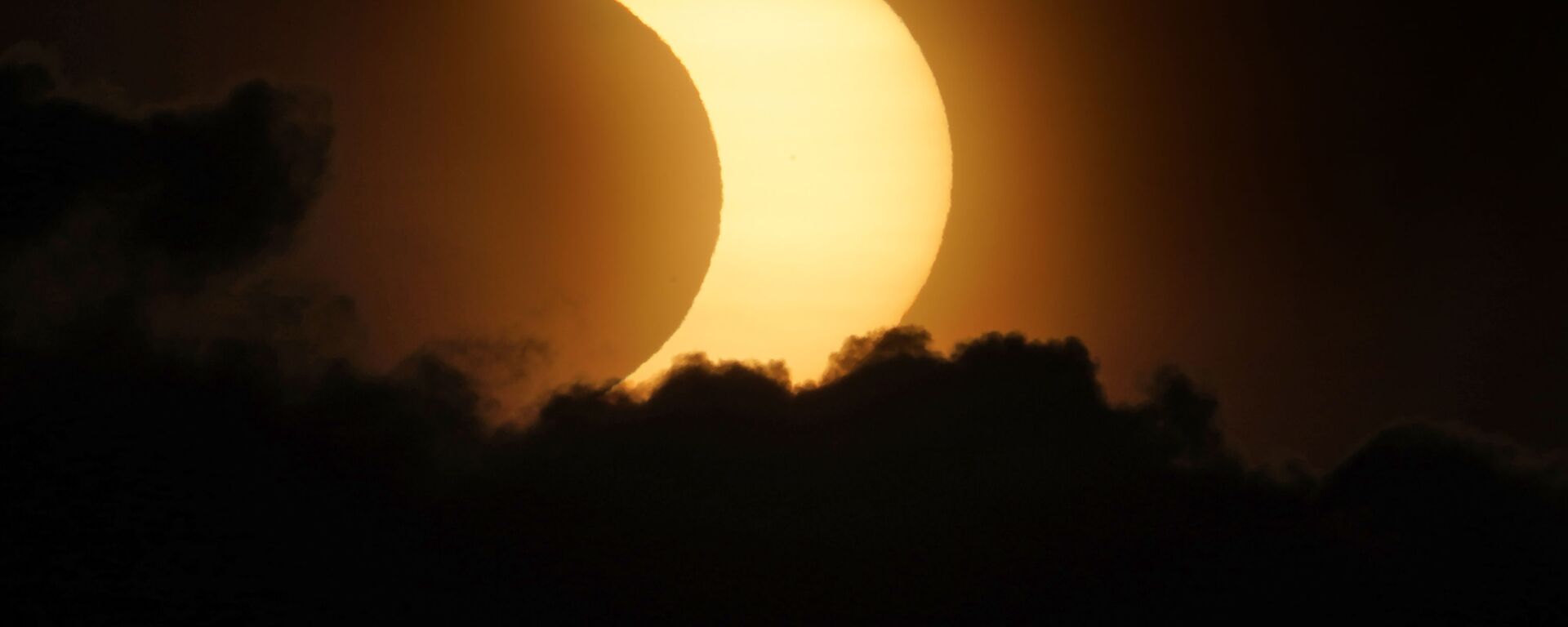 Частичное солнечное затмение на Манхэттене, Нью-Йорк - Sputnik Молдова, 1920, 03.12.2021