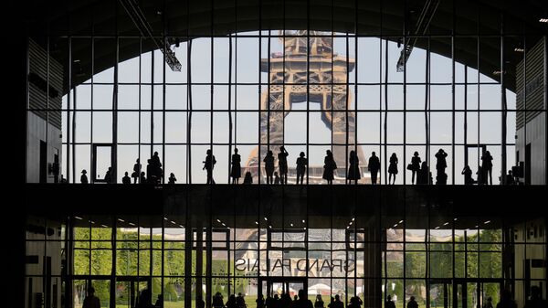 Презентация Большого дворца Ephemere с видом на Эйфелеву башню в Париже - Sputnik Молдова