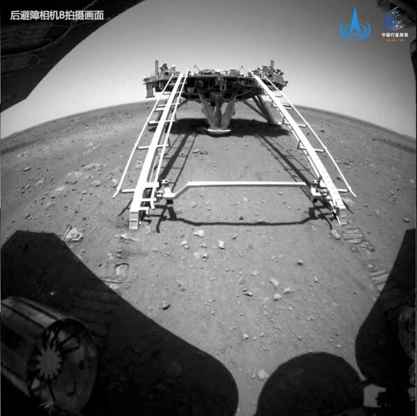 Китайский марсоход Zhurong из миссии Tianwen-1 спускается с трапа посадочного модуля на поверхность Марса. - Sputnik Молдова