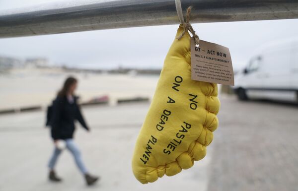 O pernă în forma de plăcintă de Cornish, pusă de activiștii climatici înaintea întâlnirii G7 din St Ives, Cornwall - Sputnik Moldova