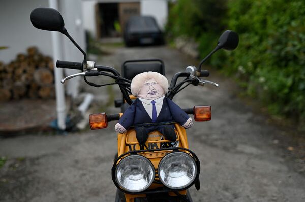 Caricatura premierului britanic Boris Johnson pe ghidonul unei motociclete în Cornwall, înaintea summitului G7 - Sputnik Moldova