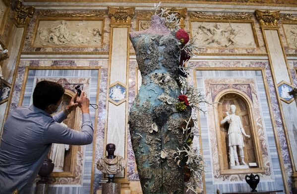 Un vizitator fotografiază „nuditatea greacă” a artistului britanic Damien Hirst ca parte a expoziției „Archeology Now” de la Galeria Borghese din Roma. - Sputnik Moldova-România