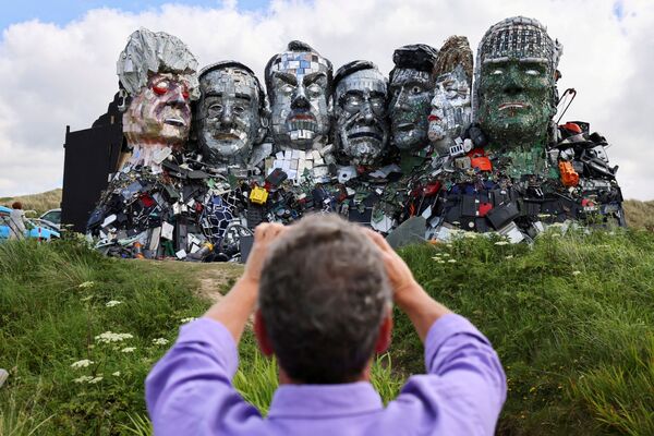 Fotografierea unei sculpturi G7 din e-waste în Marea Britanie. - Sputnik Moldova-România