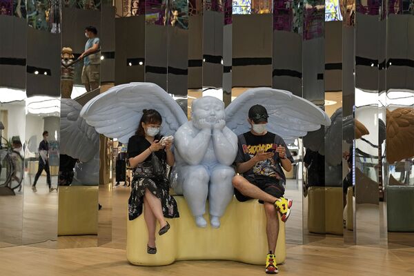 Vizitatori lângă statuiea unui înger într-un mall din Beijing. - Sputnik Moldova-România