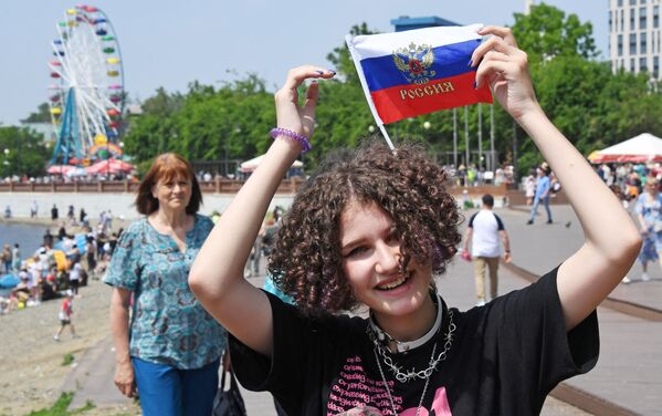 Tânără  în timpul sărbătoririi Zilei Rusiei la Vladivostok - Sputnik Moldova