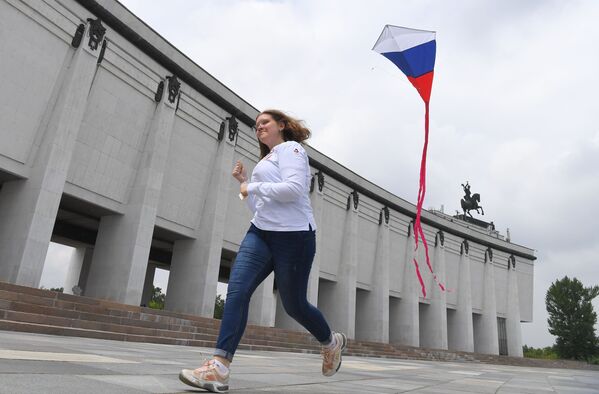 Participantă la acțiunea „Rusia în cer!” în timpul lansării zmeilor pe dealul Poklonnaia, în cadrul sărbătoririi Zilei Rusiei la Moscova - Sputnik Moldova