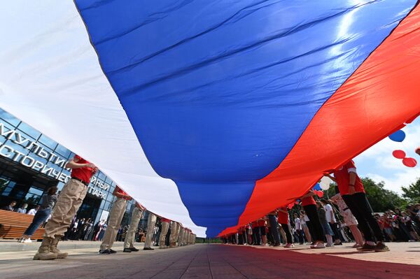 Drapelul de stat al Rusiei cu lungimea de 50 de metri, în cinstea Zilei Rusiei la Rostov-pe-Don - Sputnik Moldova