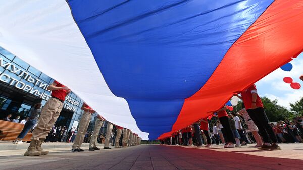 50-метровый государственный флаг России в честь празднования Дня России в Ростове-на-Дону - Sputnik Молдова