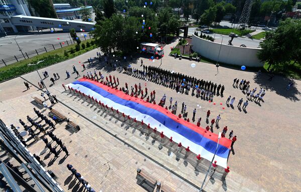 Drapelul de stat al Rusiei cu lungimea de 50 de metri, în cinstea Zilei Rusiei la Rostov-pe-Don - Sputnik Moldova