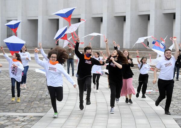 Participanți la acțiunea „Rusia în cer!” în timpul lansării zmeilor pe dealul Poklonnaia, în cadrul sărbătoririi Zilei Rusiei la Moscova - Sputnik Moldova