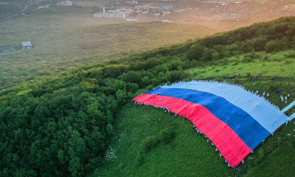 Drapelul rusesc cu lungimea de 72 de metri, pe versantul Muntelui Mașuk, în cadrul sărbătorii Zilei Rusiei - Sputnik Moldova