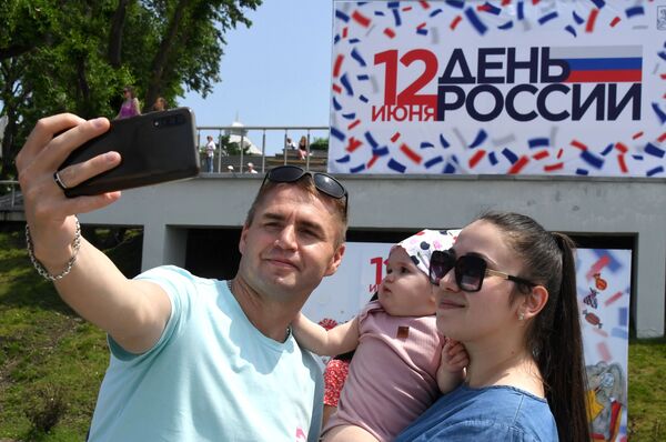 Oameni în timpul sărbătoririi Zilei Rusiei la Vladivostok - Sputnik Moldova