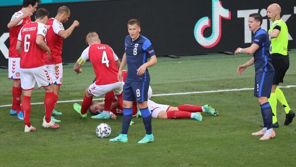 Футболист сборной Дании Кристиан Эриксен потерял сознание на поле. - Sputnik Молдова