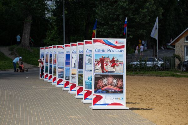 Expoziția „Rusia multilaterală”, organizată de Casa Rusă împreună cu ”Rossia Segodnia” și Sputnik, a fost deschisă de Ziua Rusiei în parcul ”Valea Morilor” - Sputnik Moldova