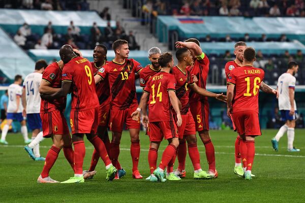 Игроки сборной Бельгии радуются забитому голу в матче 1-го тура группового этапа чемпионата Европы по футболу 2020 между сборными Бельгии и России. - Sputnik Молдова