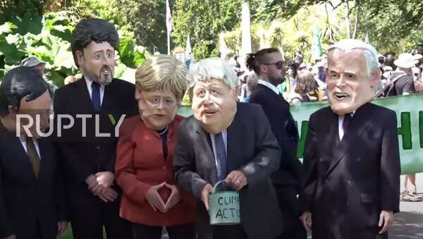 UK: G7 leaders pass the climate action bucket in Cornwall XR rally - Sputnik Moldova-România