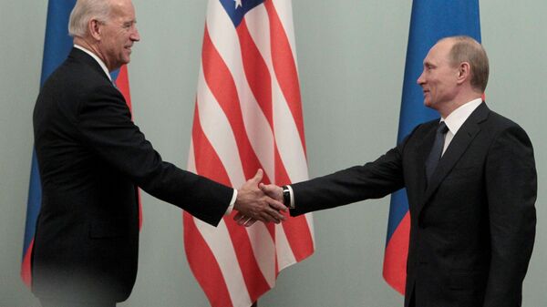 Владимир Путин и Джо Байден во время встречи в 2011 году - Sputnik Молдова
