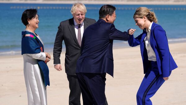 Британский премьер-министр Борис Джонсон с женой Керри во время встречи президентской четы из Южной Кореи в Корнуолле - Sputnik Молдова