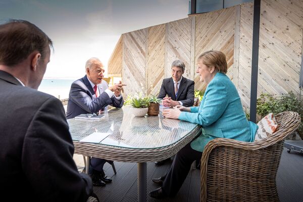 Встреча президента США Джо Байдена и канцлера Германии Ангелы Меркель в рамках саммита G7 в Корнуолле. - Sputnik Молдова